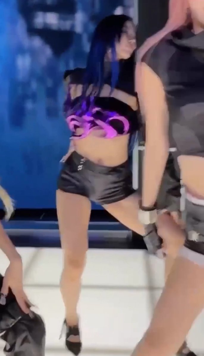 imagine if we get a fancam in this fit…