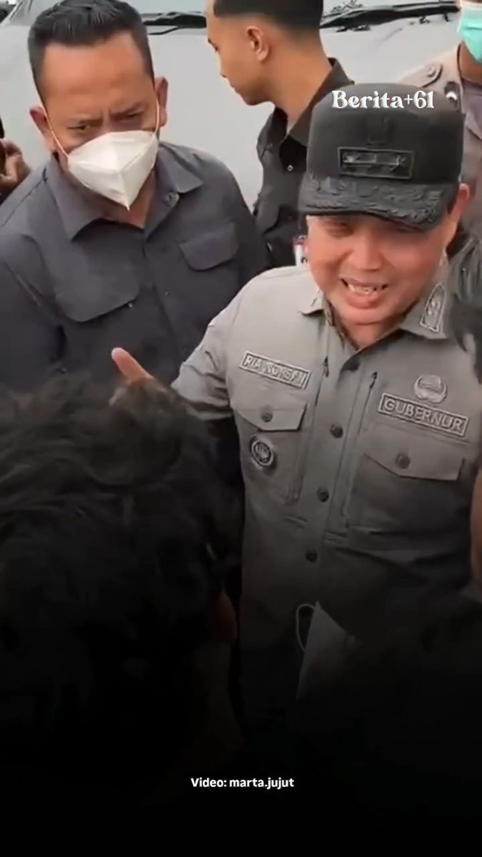 pejabat nih beneran gak bisa nahan emosi ya anj... ini gubernur kalimantan barat tiba-tiba ngebentak mahasiswa yang lagi mengeluhkan soal kebakaran hutan. 🧔: saya belum liat mahasiswa turun di lapangan. 🧒🏻: kata siapa pak, relawan itu kebanyakan mahasiswa. 🧒🏻: bapak kurang liat media sosial sih, kurang update. 🧒🏻: malah kami tidak senang presiden datang foto-foto, lalu pulang tidak ada hasil. 🧔: ARGH 😡 lu tuh jobdesknya melayani publik, bukan ngebentak-bentak ya.