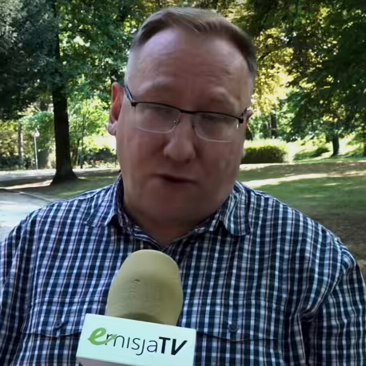 Pamiętacie, kiedy Krzysztof Stanowski odwołał debatę z Leszek Sykulski w OficjalneZero, mówiąc w ostatniej chwili: „Ja przeszarżowałem, dziękuję za nakierowanie na właściwe tory”? Ciekawe, kto go na te właściwe tory “nakierował”. Jak się okazuje, Volodymyr Zelenskyy / Володимир Зеленський ma we Lwowie i Odessie specjalne jednostki propagandy na kierunek polski, które urabiają opinię publiczną jak mogą, by zohydzić wizerunek Polaka, który nie chce wepchnięcia Polski do wojny za kraj, który gloryfikuje do dziś, i gloryfikuje w sposób sekciarski morderców, którzy dokonali ludobójstwa na setkach tysięcy Polaków. Czyż to nie dlatego, by prawda o mechanizmach antypolskich oraz o powojennym sprowadzaniu milionów nienawidzących Polaków Ukraińców do Polski, Leszek Sykulski został niedopuszczony do kamer OficjalneZero? Czy wywiad ukraiński wpływał na decyzję zapraszania w tamtym momencie kogoś, kto mógłby Polaków uświadamiać i pokazywać szerszy obraz?
