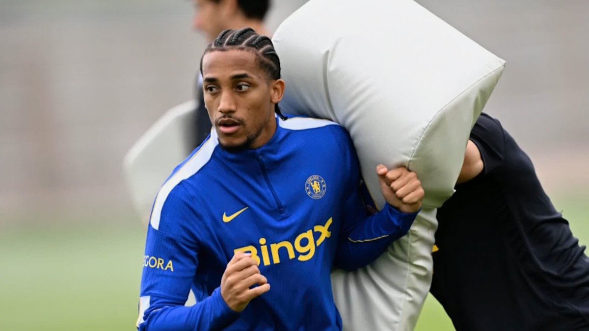 Chelsea are taking preparation to another level... 🏉⚽️ The Blues have been using rugby tackle bags in training to get ready for the physical battle against Arsenal at the Emirates this Sunday. 🔵🔴