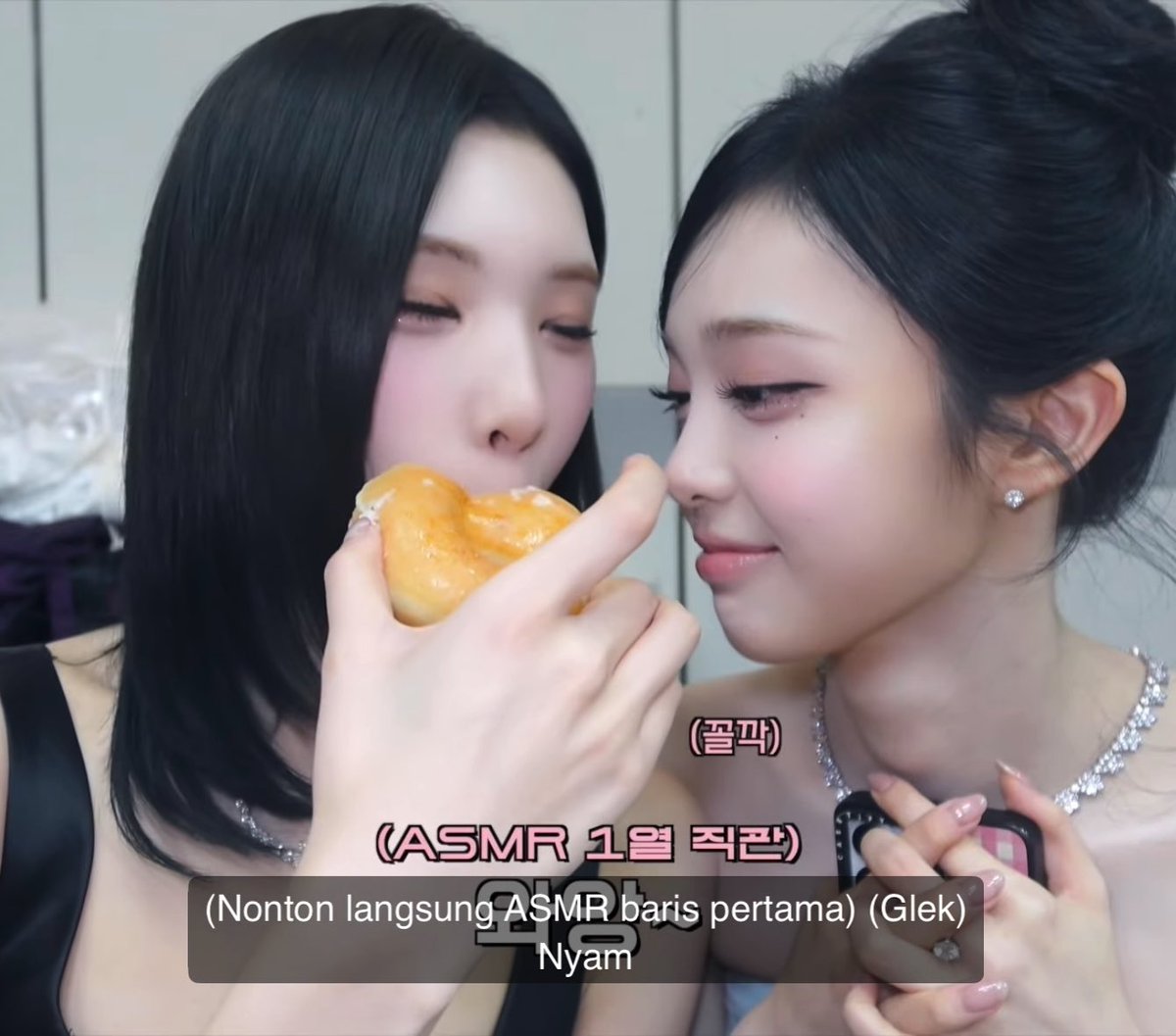 LUCU SI JUUN JAILIN IAN YANG GAK BERANI MAKAN KARENA JADI MC 😭😭 Ian lagi pake dress yang harusin dia dikencingin perutnya jadi dia nahan banget makan 😭😭😭..DATANG SI JUUN MUKBANG DONUT KESUKAAN IAN DI DEPANNYA 😭😭.. DEDEK IAN KAMU KEREN MENAHAN HAWA MAKAN DONAT DEMI MC
