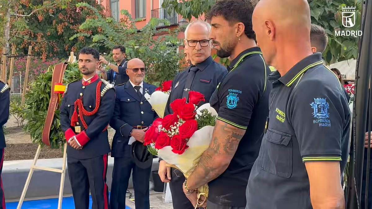 👉🏻 Hoy, Bomberos Madrid rinde homenaje a los 10 compañeros fallecidos en el incendio de Almacenes Arias. 👉🏻 Así ha sido la emotiva ofrenda floral en el que representantes de los 13 parques de bomberos han depositado ramos de 10 rosas rojas. #AlmacenesArias #39ºaniversario