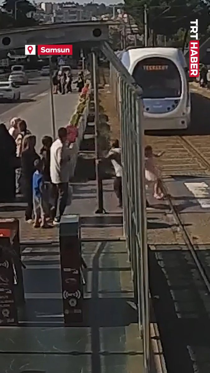 Son anda elini uazattı ve kurtardı: Samsun'da bir güvenlik görevlisi, raylara doğru koşan çocuğu tramvayın altında kalmaktan son anda kurtardı.