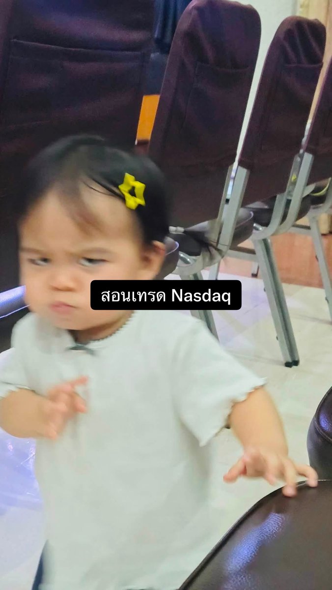 ที่ผมบอกว่า Nasdaq มันเทรดง่ายๆเพราะเหตุผลนี้ ? คลิปนี้มีคำตอบ!! ฟังให้จบนะครับยาวหน่อยแต่ดีแน่นอน นัทจะแบ่งออกเป็น 2 เหตุผลหลักๆดังนี้คือ เหตุผลด้าน“เทคนิค” และ เหตุผลด้าน “เวลาและกิจวัตรการเทรด” - เทคนิคเทรด / Technical - คือสิ่งที่เราใช้เทรดในสินทรัพย์นั้นๆ การเทรด Nq ของนัทเองใช้เทคนิคเทรดของ ICT concept เป็นหลักครับ เนื่องจาก ICT เจ้าของเทคนิคนี้ เขาได้แกะระบบเทรดนี้มาจากสินทรัพย์พวกดัชนีอยู่แล้วและการสอนทุกๆครั้งของลุงก็จะสอนจาก Base NQหรือES อยู่แล้ว มีคนเคยบอกผมว่าใช้เทคนิคอื่น “ก็เทรดพอได้อยู่” ผมเรียนตามตรงเลยว่า “เทรดพอได้อยู่”กับ “เทรดได้ดี” ความหมายมันต่างกันมากนะครับ ไม่งั้นมันจะกลายเป็นว่าเทรดไปเทรดมาต้อง “พอได้แล้ว” เทคนิคนี้มันเกิดมาเพื่อเทรดดัชนีโดยตรง ถ้าจะเปรียบคือจะปลอกมะม่วงแต่ใช้กรรไกรปลอกผลลัพธ์อาจจะได้เหมือนกันแต่ด้วยวิธีการปลอกจากอุปกรณ์ที่ใช้มันยากกว่า เผลอๆอาจจะไม่ได้กินด้วย ดังนั้นจะเทรดให้ง่ายเหมือนผมต้องรู้จัก ICT Concept กันก่อน ———————————;-;——————————————— - เวลาและกิจวัตรการเทรด / Trade Routine - Nq หรือ ดัชนีอเมริกาต่างๆจะมีเวลาวิ่งที่ชัดเจนที่สุดคือช่วงตลาด NY ในช่วงตลาดเอเชียไม่ค่อยวิ่งทำให้เหมาะกับเทรดเดอร์ Part time ที่ไม่มีเวลาเฝ้าตลอดทั้งวันหรือช่วงเช้าทำงานแบบนี้จะได้ไม่ผวงกราฟ มันเหมาะกับ Routine ชีวิตผมมากตรงที่ตอนเช้าผมไม่อยากเทรดและวิเคราะห์กราฟ ผมจะใช้เวลาช่วงเช้ากับการออกกำลังกายดื่มกาแฟร้านใหม่ๆ พัฒนาตัวเองด้านอื่น เพราะถ้าผมดูกราฟแต่เช้ามันจะทำให้เราเครียดและวันนั้นจะหมนหมองไปทั้งวัน ผมทำงานเทรดวันละไม่เกิน 2 ชั่วโมง ตั้งแต่ 20:00-22:00 นับตั้งแต่วิเคราะห์หา set up จนเทรดจบ แพ้กำไรหรือไม่ได้เทรดก็จะให้จบเพียงเท่านี้ เหตุผลเพราะ ตลาดเอเชียกราฟไม่มีวอลุ่ม ตลาดลอนดอนกวาดสภาพคล่องไป ค่อยมาวิ่งจริงๆมีทิศทางชัดช่วงเวลาสำคัญเวลาเดียวคือ NY เท่านี้ชีวิตการเทรดจะมีประสิทธิภาพเยอะขึ้นมากครับ กราฟเทรดไม่จำเป็นต้องเทรดเยอะมากๆ หรือ เทรดบ่อย นะครับ ถ้าเราเข้าใจนิสัย Assets ที่เทรดมันจะง่ายกับชีวิต