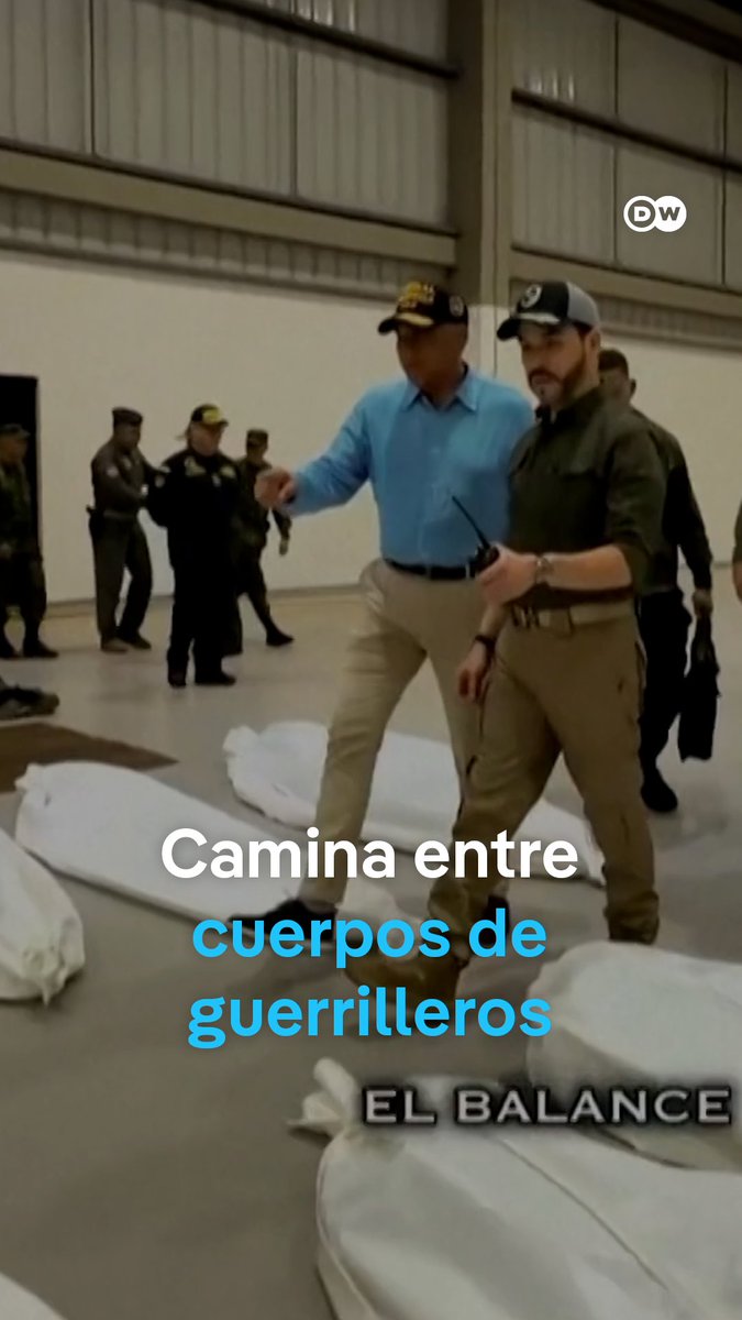 Presidente de Colombia camina entre los cuerpos de los guerrilleros abatidos en operación militar De la Espriella muestra las bolsas de cadáveres de los 23 guerrilleros de las disidencias de las FARC que murieron en un último bombardeo del gobierno en Guaviare, en la amazonía colombiana. El video le ha ganado un sinfín de críticas de sus opositores, quienes opinan que se está usando la muerte como espectáculo. /mg