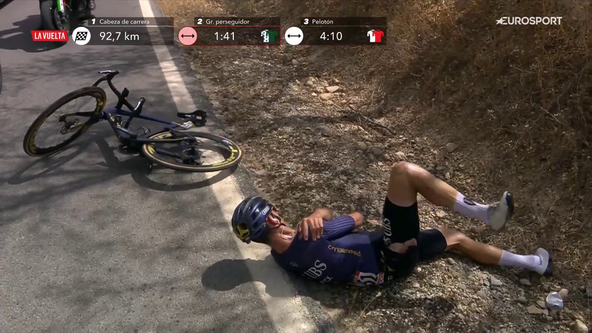 "Tendríais que ir en bici vosotros" 🤬 El cabreo de David de la Cruz tras sufrir una caída por culpa de un bidón. #LaVuelta26 #LaCasadelCiclismo