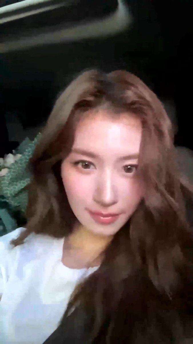 Sana was filming something today but it's a secret so she can't tell us, then 5 seconds later she realized we can see a bouquet in the back and she said that's totally a spoiler for what she filmed 😭