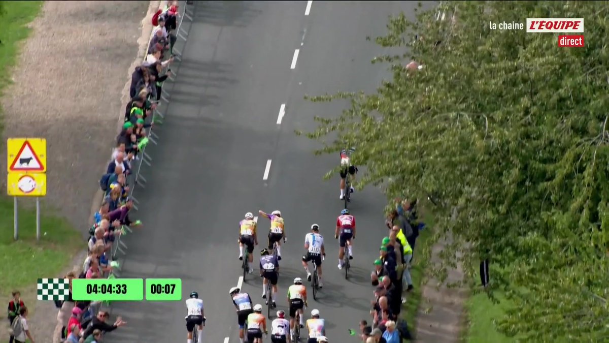 Olav Kooij (Decathlon CMA CGM) remporte la 3e étape du #TourofBritain ! Le Néerlandais (24 ans) signe sa 5e victoire de la saison devant Tim Merlier (Soudal Quick-Step) et Axel Kallberg (Lucky Sport).