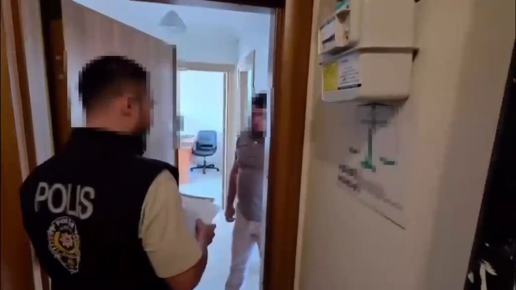 SON DAKİKA! Avukatlara yönelik “Panel” operasyonunda son durum: 04.09.2026 tarihinde HukukBİS soruşturması kapsamında gerçekleştirilen operasyonda, 29 hukuk bürosunda arama işlemleri tamamlandı. Operasyon kapsamında 24 avukat ve 7 sivil personel olmak üzere toplam 31 şüpheli gözaltına alındı. Hakkında yakalama kararı bulunan 16 avukatın yakalanmasına yönelik çalışmalar ise devam ediyor.