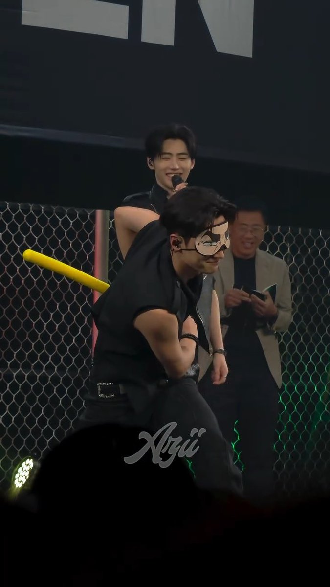jayhoonki during watermelon split game😂😭🤏 🐈⬛ *move forward to hit the target 🤺* 🐧 more more more! now! 🐈⬛ *hit the target* 🐧 okay!! 🐈⬛ *show some action🗡️* 🐧 ㅋㅋㅋ ☺️😁