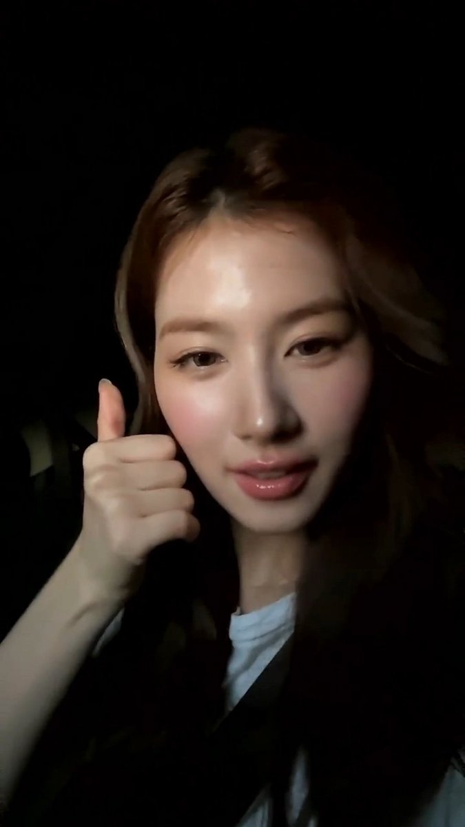 Sana showing off her Mandarin, she's so cute 🥹
