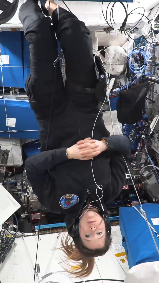 Jour 203, orbite 3146 – Suspendue la tête en bas (de votre point de vue !), les yeux fermés, avec dans les oreilles une séance de relaxation guidée... 😌 Rester à 100% de ses capacités dans l’espace, ce n’est pas seulement une question d’hygiène, d’exercice physique ou de nutrition adaptée. La vie en orbite est exigeante: l’emploi du temps est chargé, le sommeil peut être perturbé, et la micropesanteur est un défi constant ! Du coup, cela fait des décennies que les astronautes emploient leurs propres routines de relaxation et de méditation. L’étude européenne RelaxPro vise à tester scientifiquement des techniques destinées à aider les astronautes à mieux gérer leur stress et à améliorer leur sommeil. En combinant notre ressenti avec des mesures physiologiques, notamment à partir d’échantillons de salive et de cheveux, les chercheurs espèrent mieux comprendre comment de simples pratiques pourront contribuer à préserver la santé et le bien-être des astronautes lors des futures missions de longue durée. Dans l’espace comme sur Terre, être au meilleur de sa forme, c’est parfois aussi savoir ralentir et prendre le temps de respirer profondément. 🎥 European Space Agency / NASA #εpsilon • European Space Agencyspaceflight • International Space Station • NASAJohnson • ESA en français • CNES