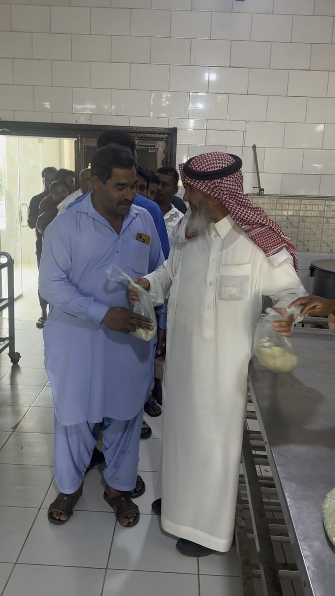 شايب عتيبي يوزع وجبات مجانيه على العمال داخل المطعم