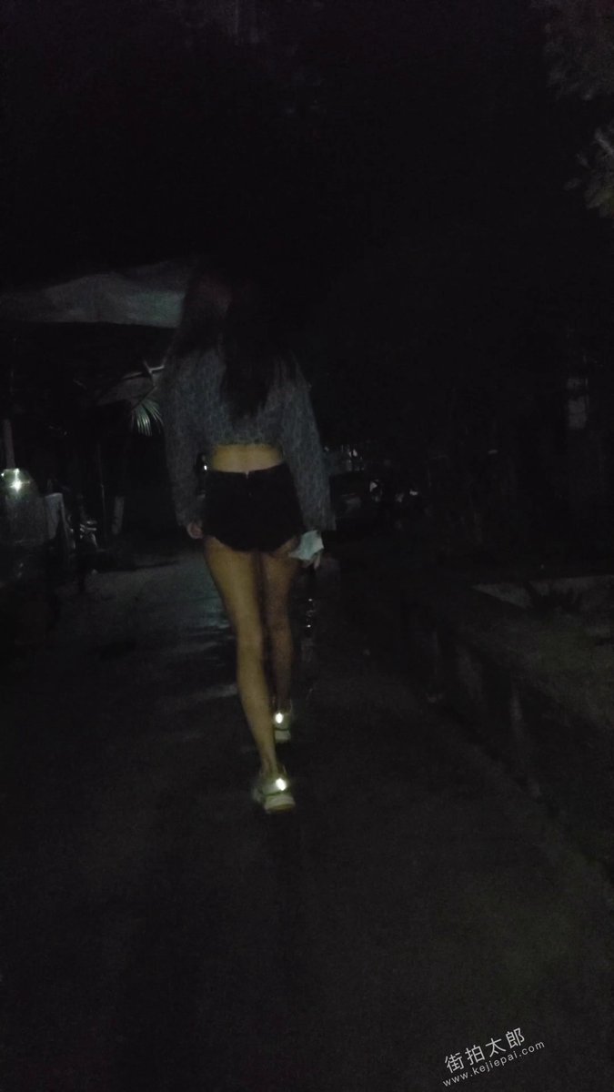 【會員影片預覽】絕色夜色夜女郎│性感美腿 魅力四射！ 萬眾期待！這位豔麗模特兒相信大家都耳熟能詳，今集她沉沒在夜色之下仍然魅力四射！ 溫馨提示：如欲購買或加入會員，請使用網頁版或Android，iOS會多收30%費用。 Friendly Reminder: To purchase or join as a member, please use the web version or Android app. iOS purchases will incur an extra 30% fee. ✅預覽版： ✅想看更多這種直接又養眼的內容，加入會員或單獨購買： ✅ Join as a member or buy separately: #模拍 #街拍 #OL #高跟鞋 #私影 #私拍 #魔鏡街拍 #黑絲 #絲襪 #足絲 #熱褲 #長腿 #包臀裙 #520mojing #mojing520 #瑜珈褲 #leggings #OOTD