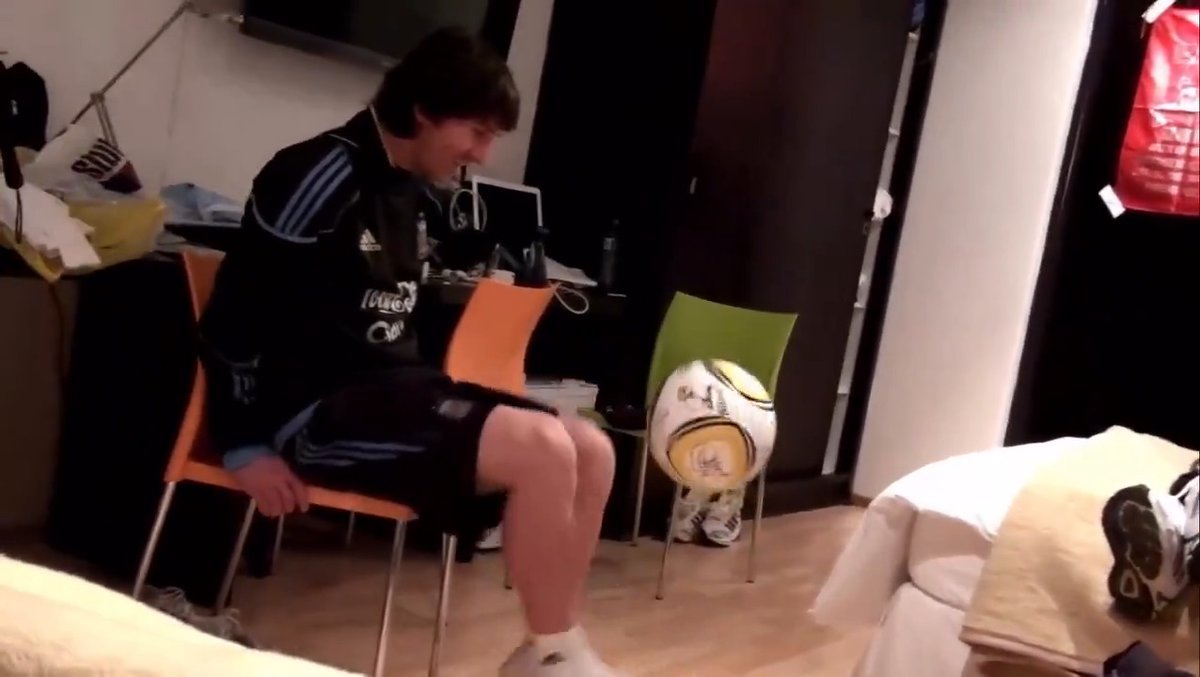 ¡ES PARA VERLO UNA Y MIL VECES MÁS! Jonás Gutierrez compartió este espectacular video donde se ve a un joven Leo Messi en la concentración de la Selección, divirtiéndose haciendo jueguitos ¡SENTADO! en la habitación. El paso del tiempo es tremendo. ¡Nostalgia pura! 🥹🐐🇦🇷