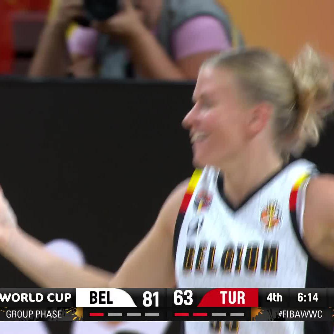 JVL HITS THE SHRUG 🤷‍♀️ Let them hear Julie, let them hear 🗣️ #FIBAWWC | Belgian Cats
