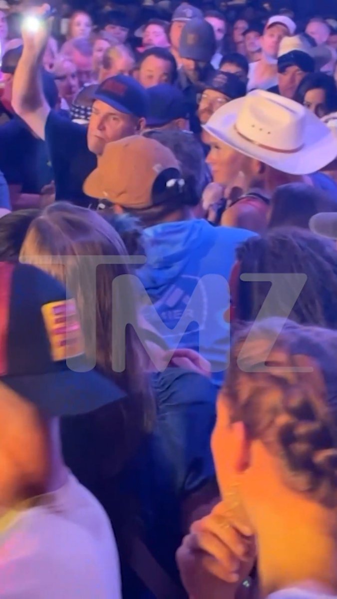 🥵 Garth Brooks: Insane videos show fans carried out due to scorching heat.