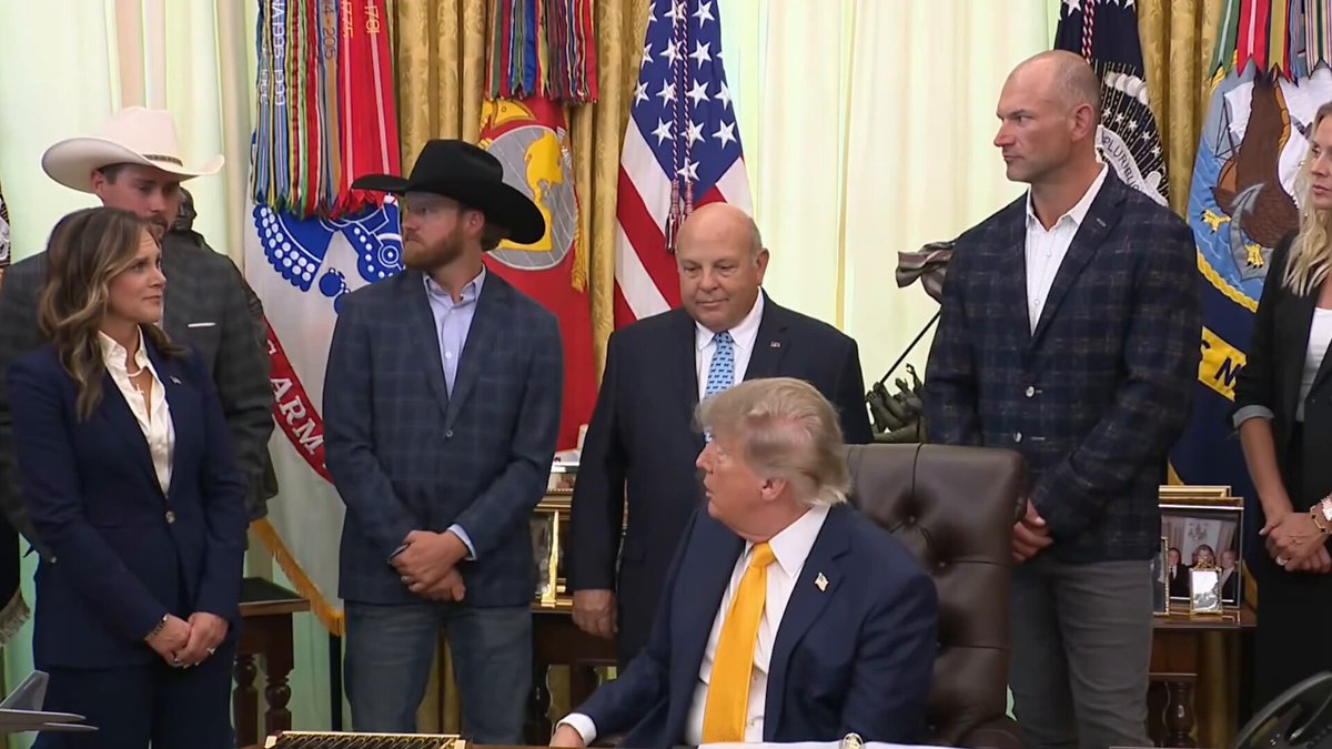 🚨 LMAO! PRESIDENT TRUMP: Where are you from? "Washington State." TRUMP: So which area is the worst? "In our area, it's the Canadian gray wolf." TRUMP: So, let's give it back to Canada! 😂😂