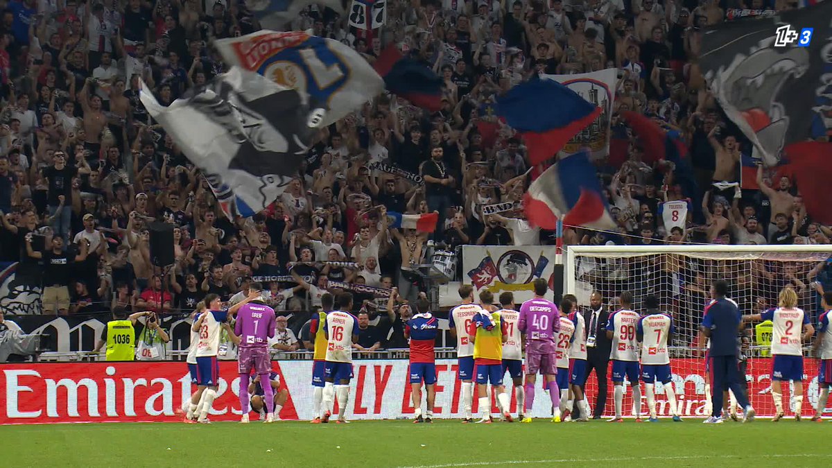 Les joueurs de l'Olympique Lyonnais célèbrent la victoire avec leur public 🦁 #OLAJA