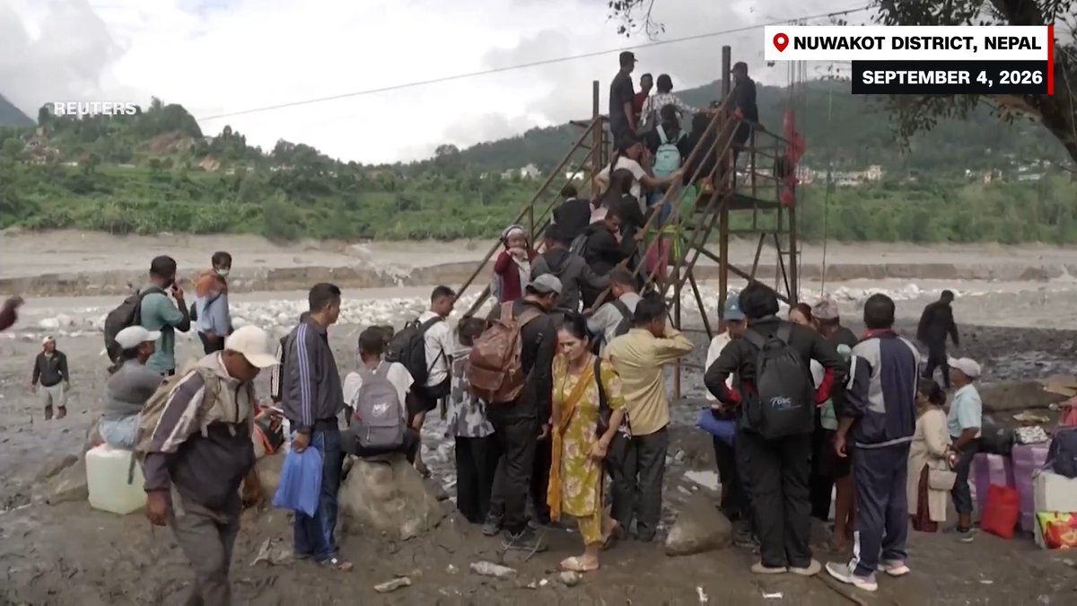 Aldeanos afectados por las inundaciones de Nepal hacen fila durante días para montarse a una tirolesa improvisada y volver a sus hogares