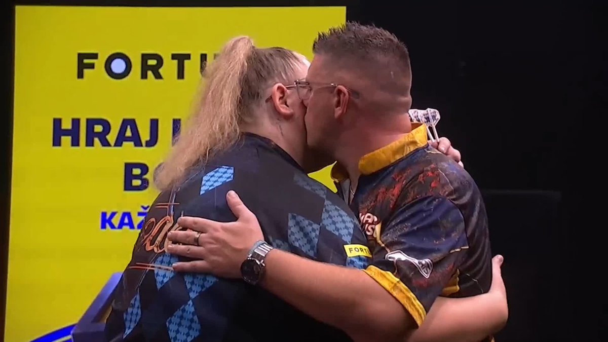 GREAVES CREATES HISTORY! Beau Greaves becomes the first woman EVER to win a game on the European Tour, as Beau and Arrow beats Daryl Gurney 6-4 to book her place in round two! 📺 #ET12