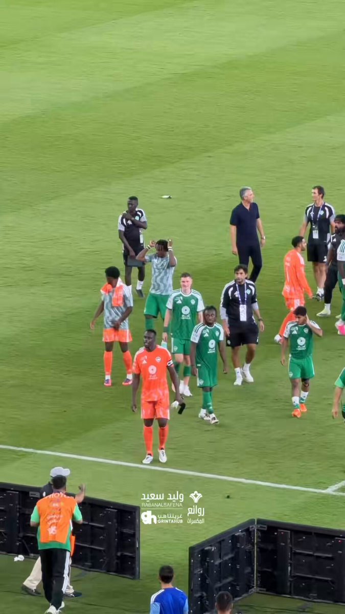 🎥 القائد "إدوارد ميندي" يطالب الجماهير بتحية اللاعبين والهدوء بعد نهاية المباراة. #الأهلي_الرياض