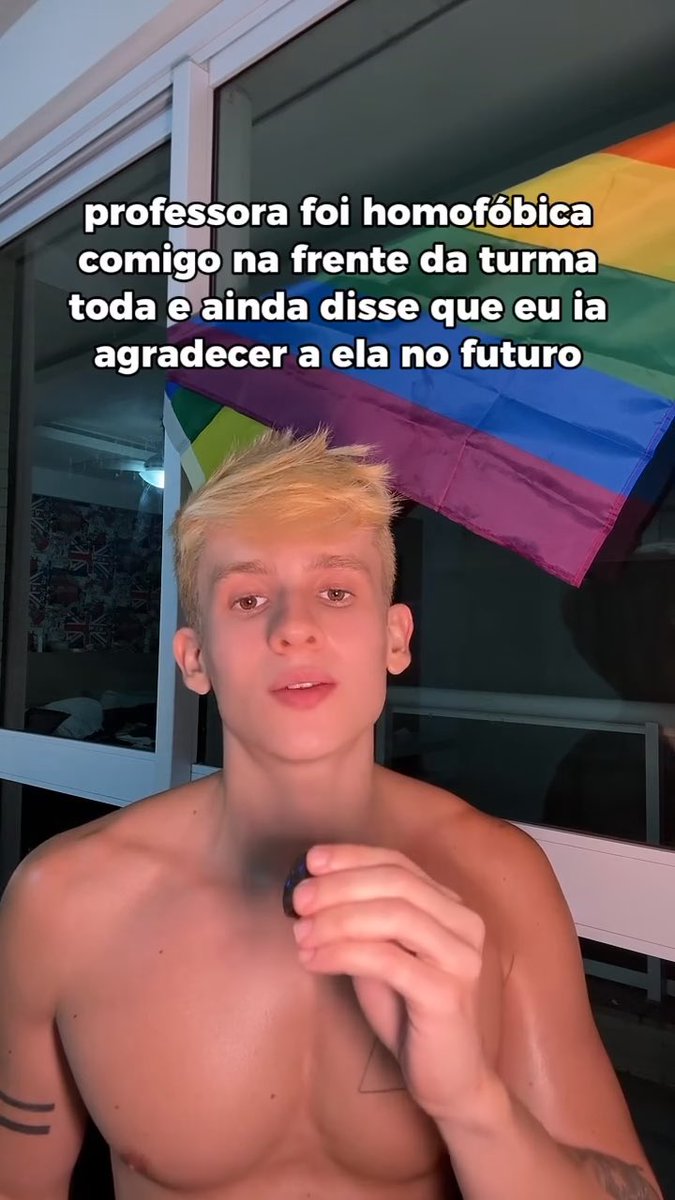 professora foi homofóbica comigo na frente da turma toda e ainda disse que ia AGRADECER a ela no futuro