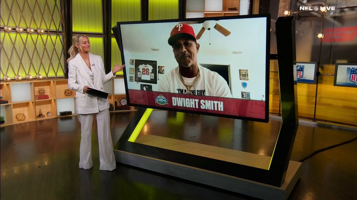 "It was the first time in my NFL career that my grandparents were at a game, so I was just trying to do all I could for them being there and for them to hear my name." Dwight Smith reflects on his two pick-six performance for the Buccaneers in Super Bowl XXXVII 🏈