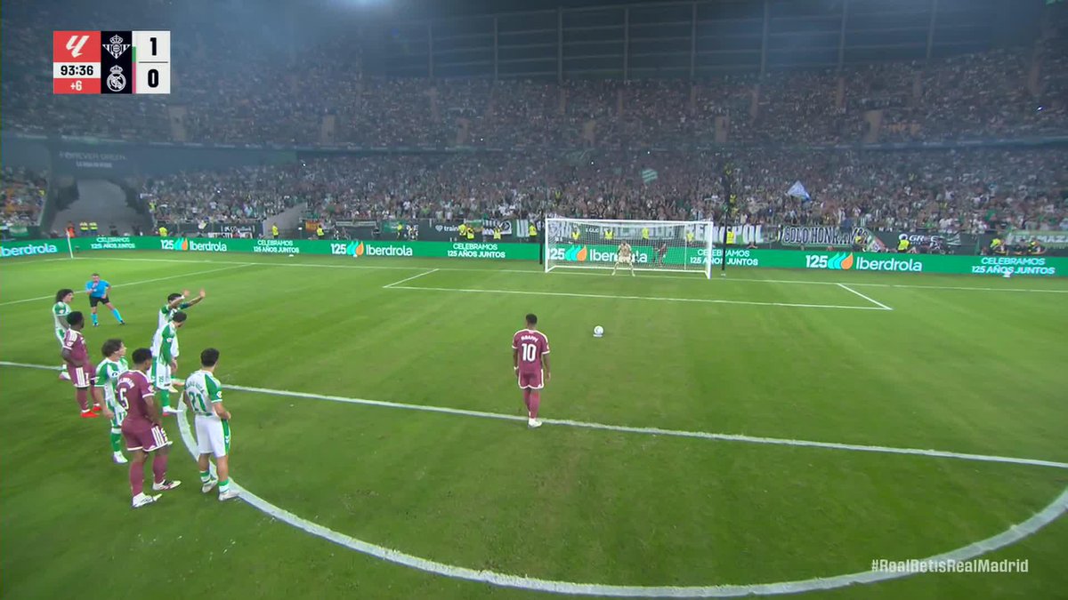 KYLIAN MBAPPÉ MISSES PENALTY KICK 😦