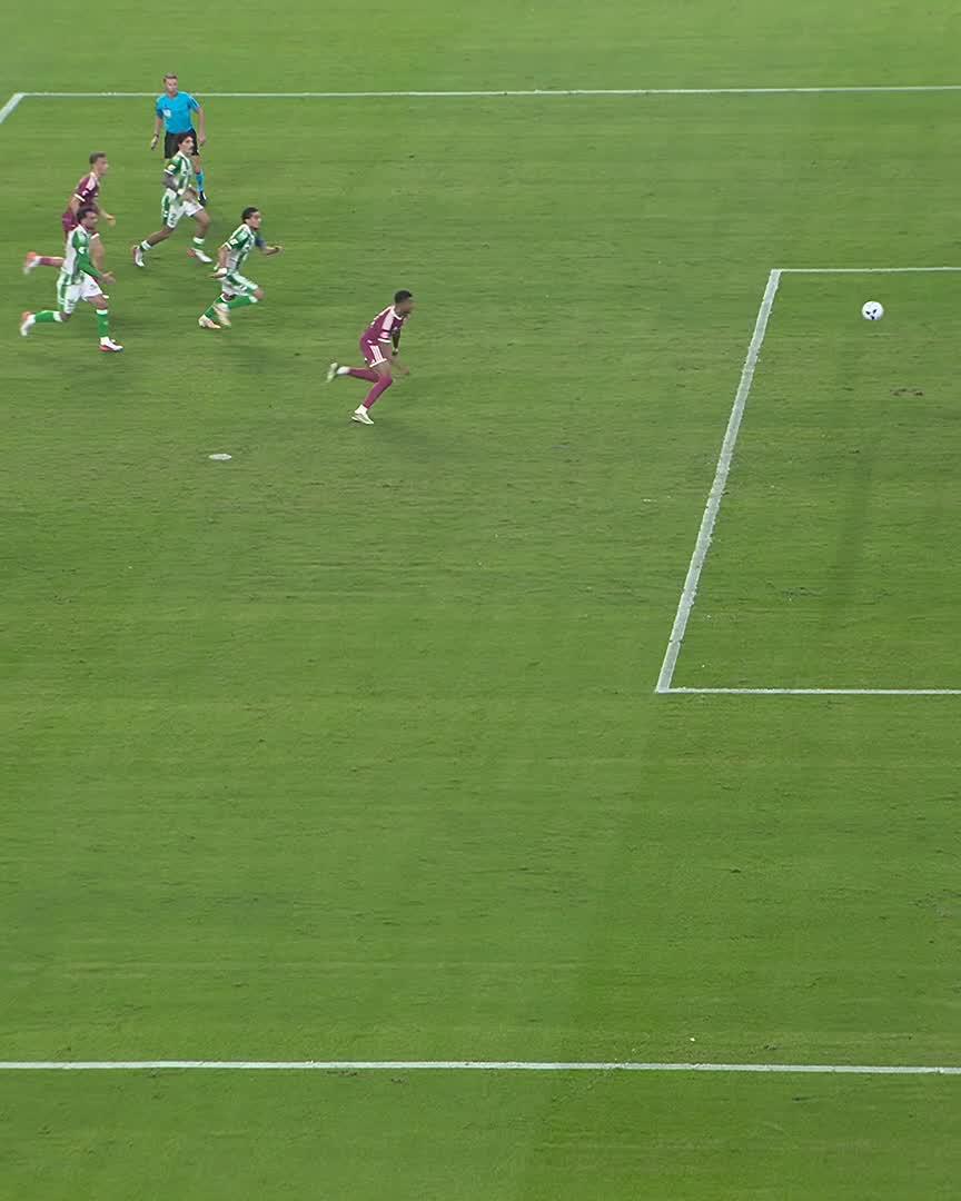 ¡ÁLVARO VALLES EVITA EL GOL DESDE LOS ONCE METROS! 🤯 RealBetisRealMadrid | LALIGAHighlights | VUELVELALIGA