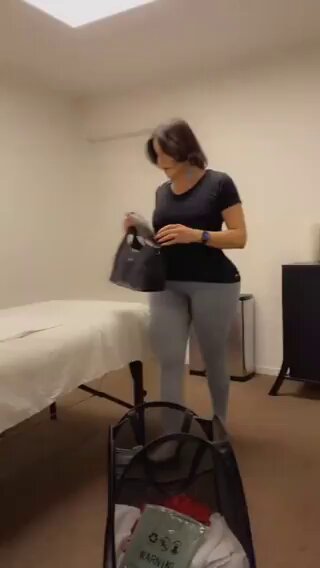 انا لطيفة اليامي كل عمري ونا في امريكا عمري ٤٠ دكتورة جامعة مطلقة بدون عيال جميلة جدا وجسمي مثالي عندي بيت ملك وسيارة فخمة وعندي خير كثير ما ابي منه شي بس الستر والحلال