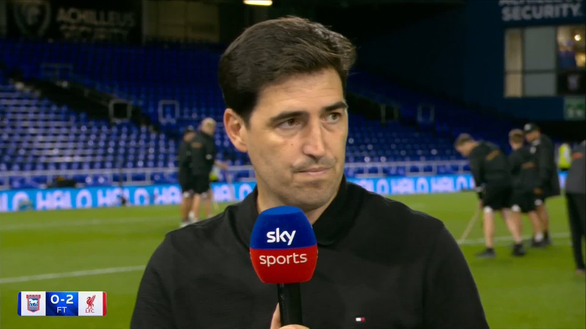 "For every centre-back to play next to Virgil is a masterclass" 🙌 Andoni Iraola on the centre-back partnership of Jeremy Jacquet and Virgil van Dijk.