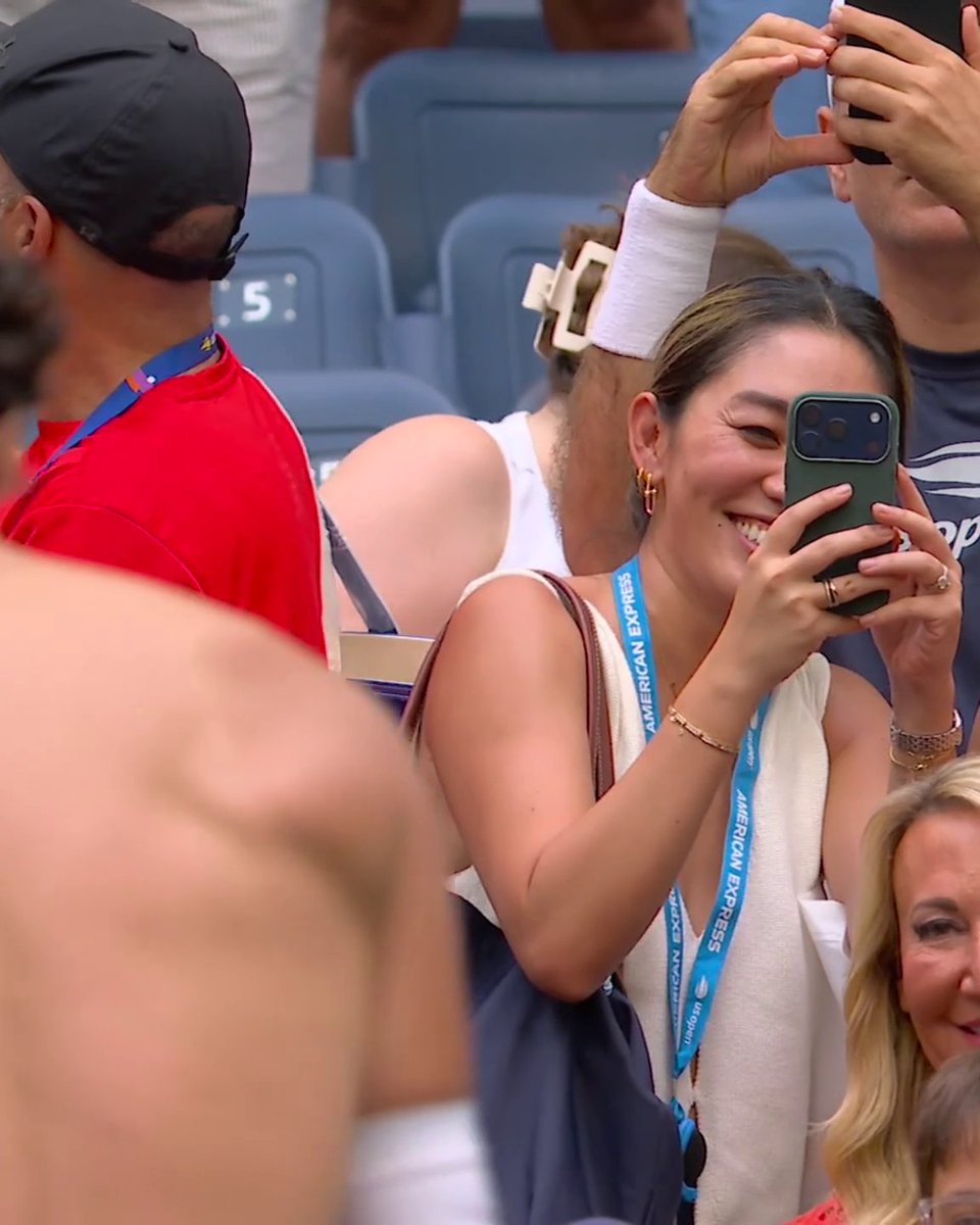 The reactions when Carlos Alcaraz took off his shirt 😂