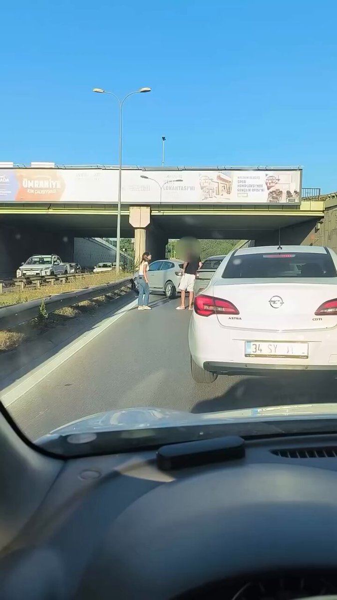Çekmeköy’de kaza sonrası öfkesine hakim olamayan kadın sürücü, tartıştığı diğer aracın sürücüsünü darbetti.