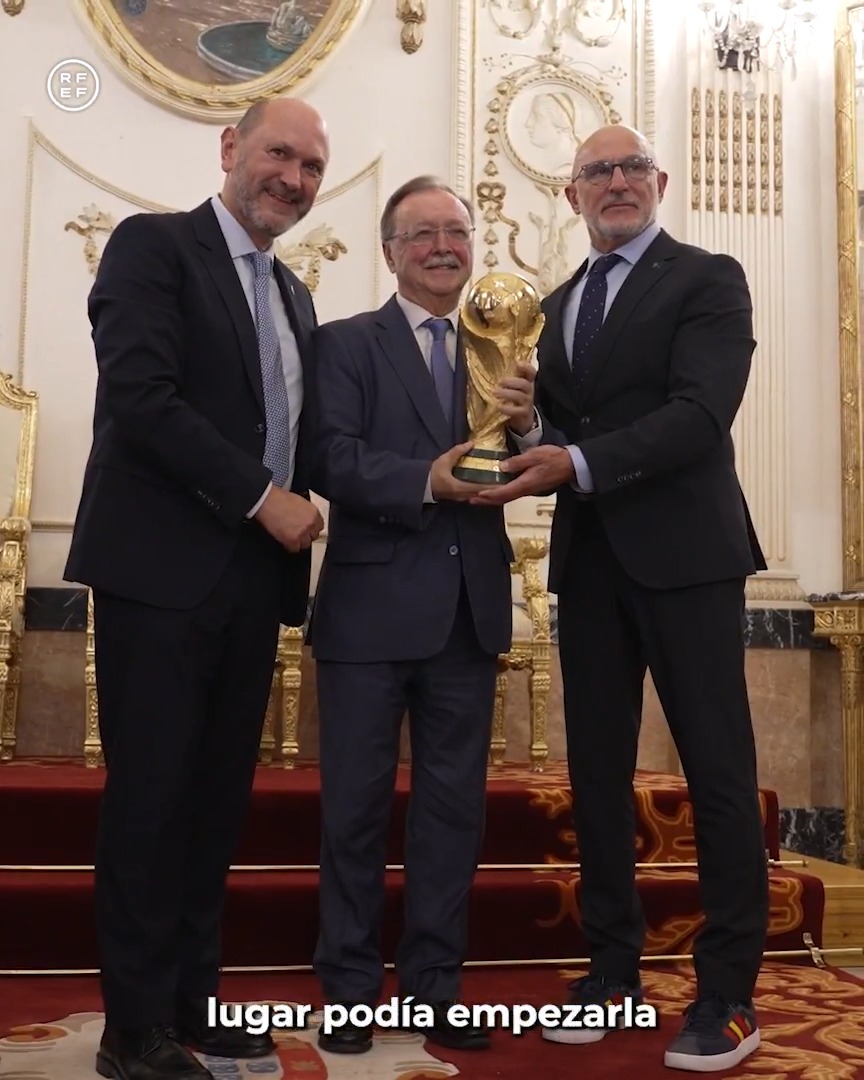 🗣 Juan Vivas, presidente de Ceuta: "𝗘𝘀𝘁𝗮 𝘃𝗶𝘀𝗶𝘁𝗮 𝗻𝗼𝘀 𝗹𝗹𝗲𝗴𝗮 𝗮𝗹 𝗮𝗹𝗺𝗮 𝘆 𝗮𝗹 𝗰𝗼𝗿𝗮𝘇𝗼́𝗻". 🏆🇪🇸 El presidente de la RFEF y el seleccionador nacional han compartido el trofeo de la Copa del Mundo con todo el pueblo caballa. RFFCE #VamosEspaña