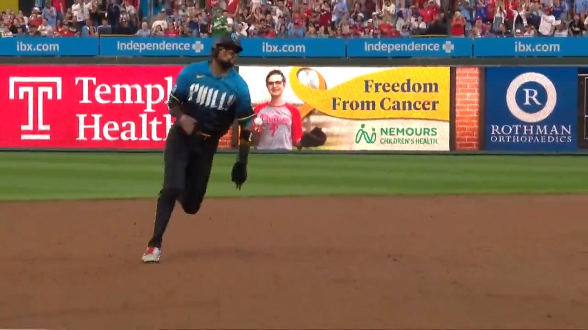 ¡De primera a HOME, así corrió Luis Arráez hacia su carrera anotada #500 en MLB!