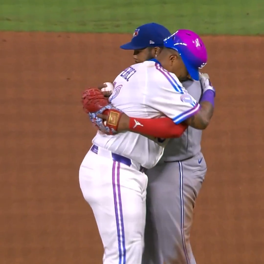Vladdy and Salvy share a hug 🥰