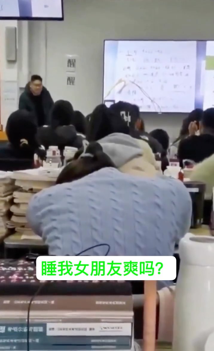 舔狗为爱付出被绿不甘心 闯入女友课堂质问绿他的人 父亲死了母亲残疾弟弟未成年的女友 看来2年没少收割啊 结果被带走了🥲