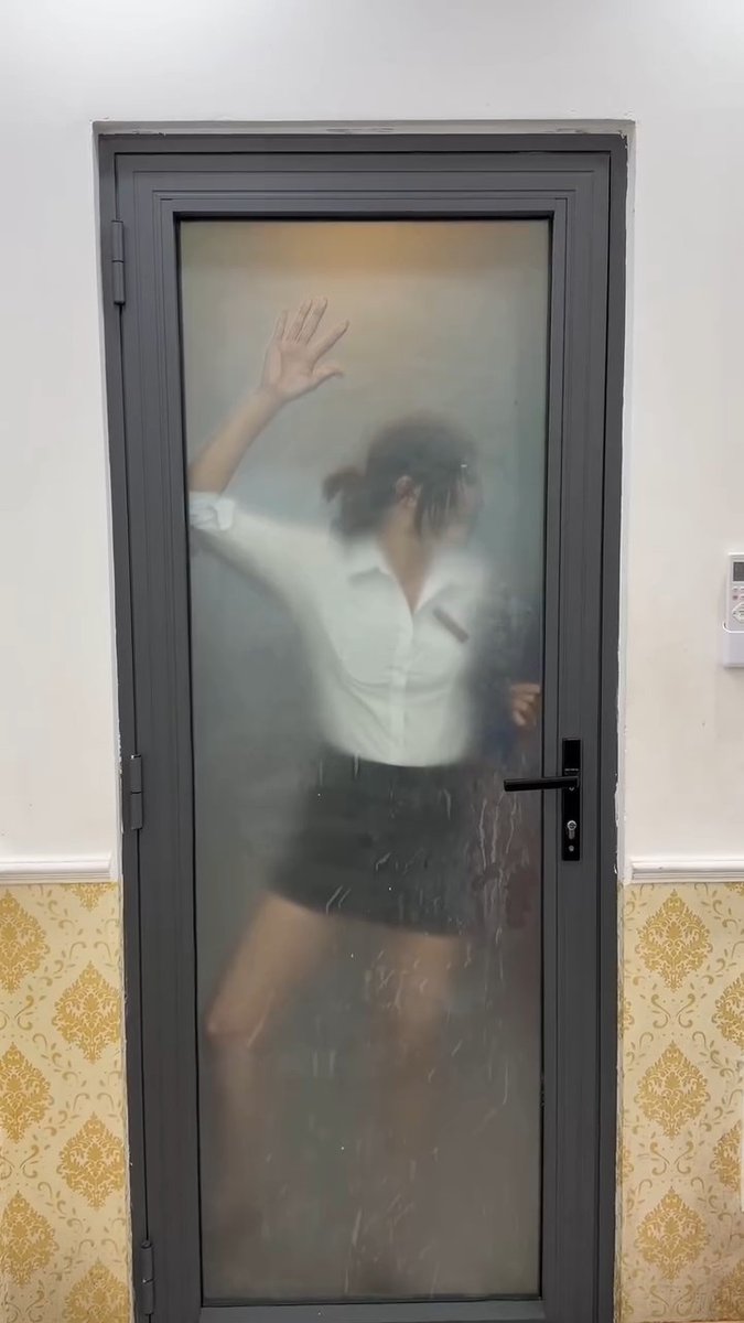 Thằn lằn bám kính 😱😱 Nay mình đã hiểu rõ tại sao mọi người hay nói là " đã thấy thằn lằn bám kình chưa" . 👇🏻👇🏻 (Chỉ là content của chúng mình) 😁