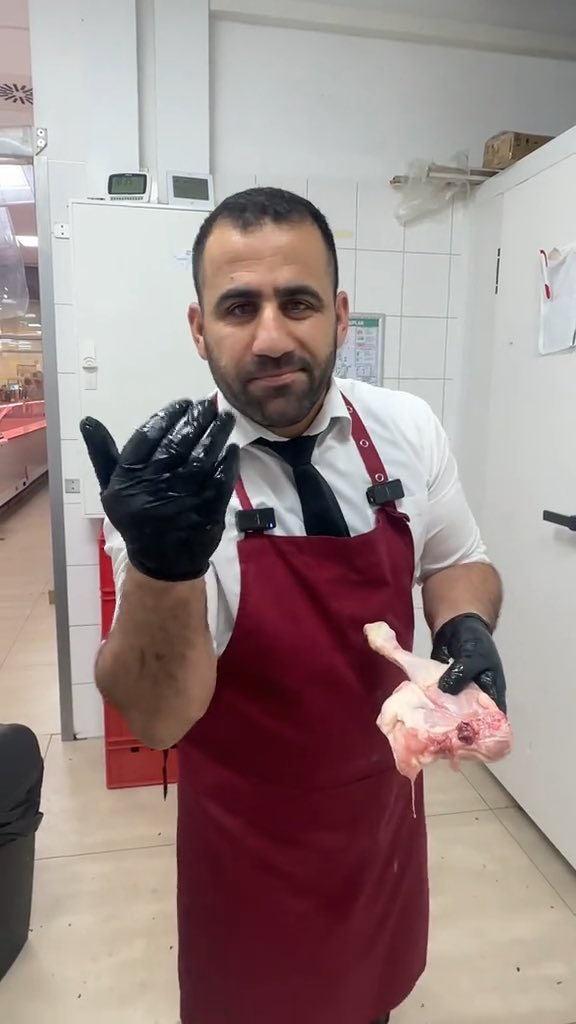 رجل فاضل في مقطع: ضاع عمري وانا مفكر فخذ الدجاج بينغسل.