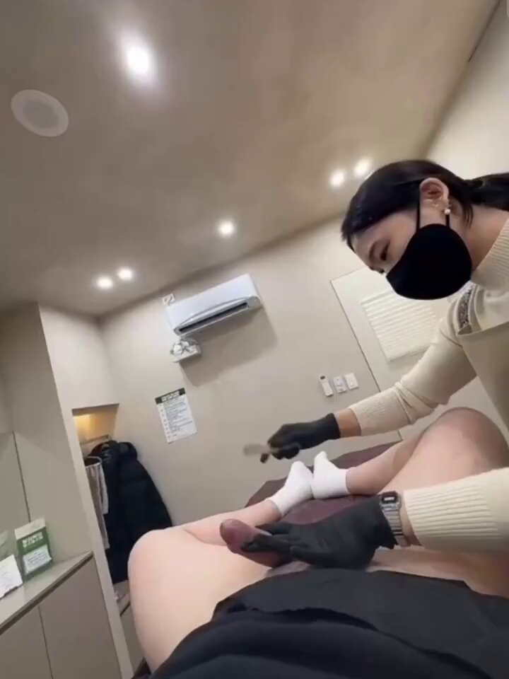 激情探店脱毛,小伙到美容院做私处养生，看到美容师身材实在没忍住，还没碰到已经变的硬邦邦了，随着美容师在身体上抚摸，小伙身不由己的已经流的哪里都是，忽悠美容师能不能帮忙用嘴清理，开始时还半推半就，但是看到这么大，最终没忍住主动坐了上去. 完整版看下发推文