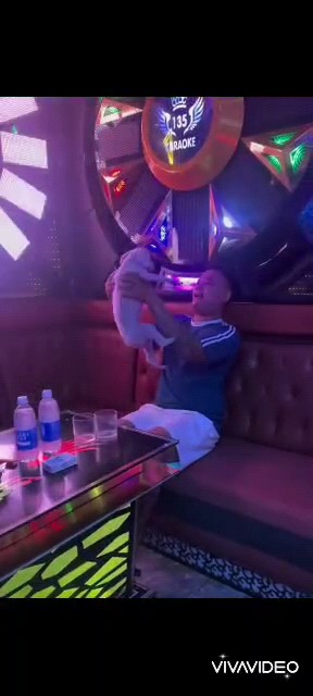 KTV karaoke nay hơi lạ . Ai cũng có ktv xinh đẹp . Chỉ có mình anh ấy là có ktv vip . Hãy xem đến cuối để biết được vấn đề
