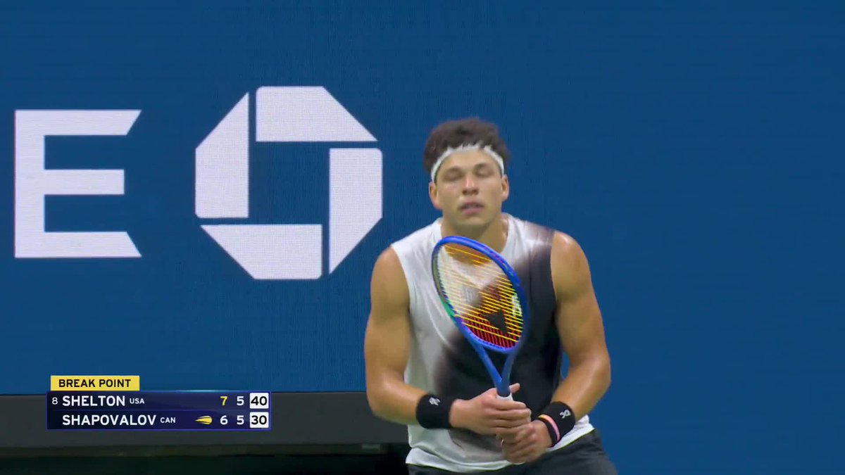 STANDING AND APPLAUDING 👏 Ben Shelton picks up a break late in the second set.