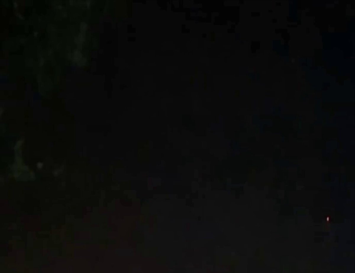 Příměří se během noci na Ukrajině neprojevilo. Po ruském útoku balistickou raketou na průmyslový podnik v Dněpropetrovské oblasti zemřeli čtyři lidé a dalších pět utrpělo zranění. Kvůli dronům platil poplach také v Kyjevě. V Boryspilu jeden z nich zapálil střechu panelového domu. Ukrajina přitom o půlnoci jednostranně zastavila útoky, Rusko však v útocích pokračovalo.