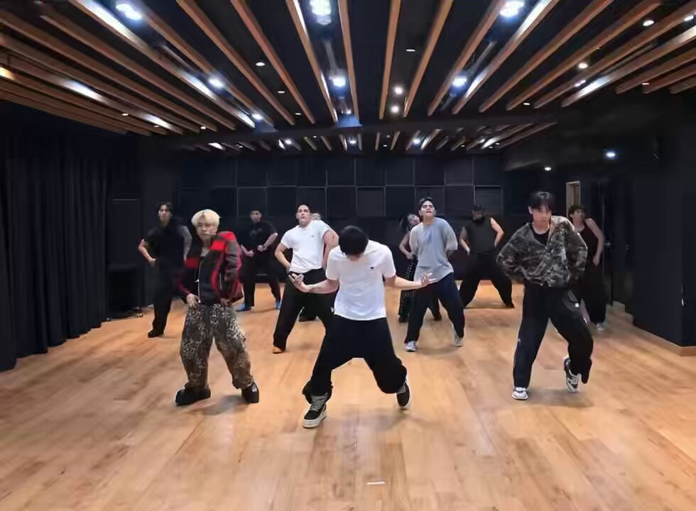 so satisfying to watch bcs ken isn’t even looking back, yet his feet naturally move in perfect sync with the other members. every step hits at exactly the right moment. 🤯