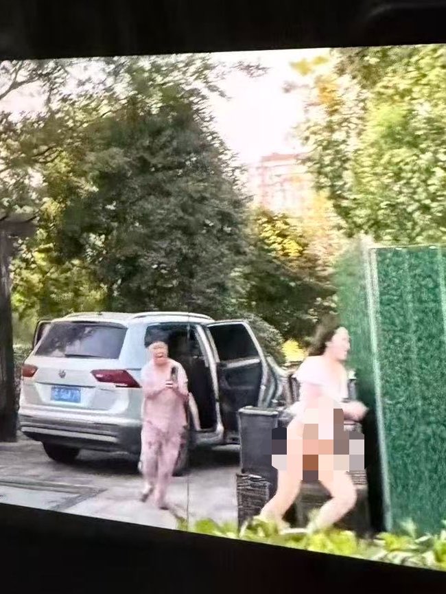 今天热搜的瓜 居然是儿媳搭公公车送孩子幼儿园 回来停车场被婆婆追拍偷情 这孩子大概率得做个亲子鉴定吧？ 懂的说一句这能鉴定出来吗？ 到底谁是爹？