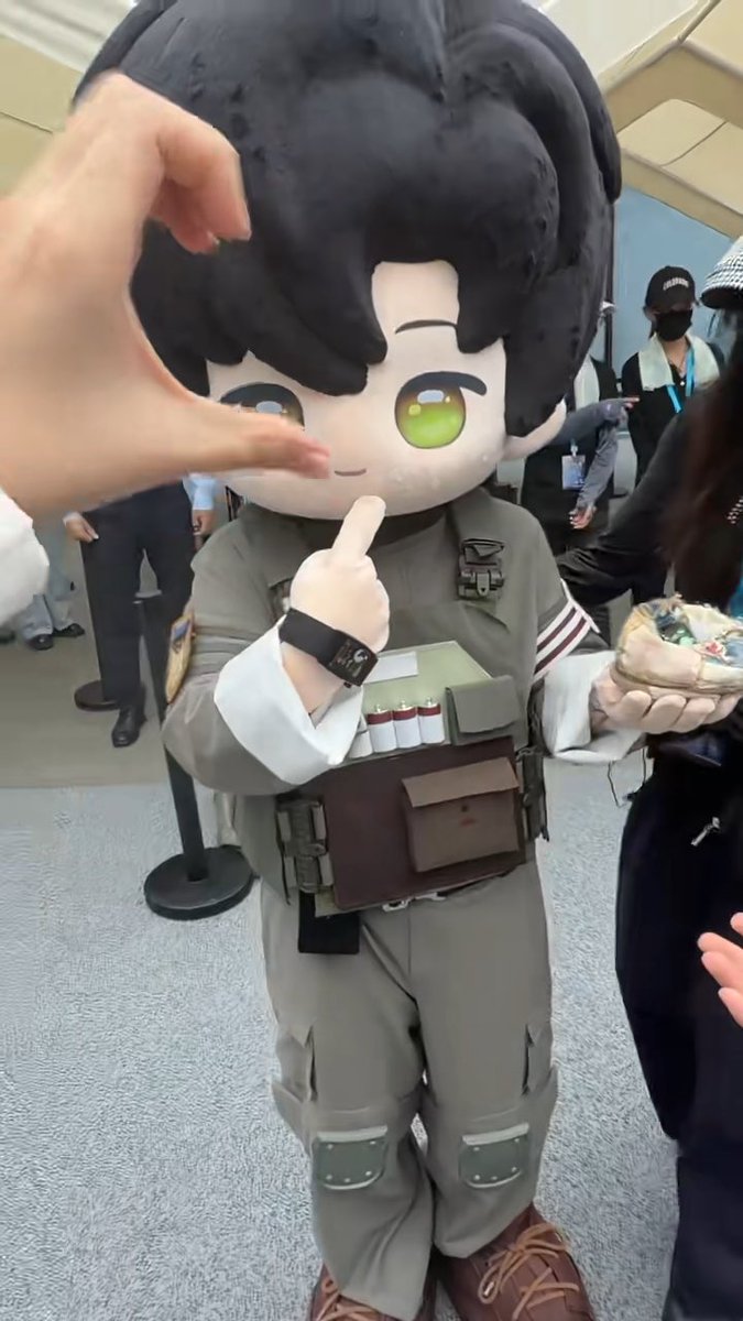 This is so funny 😭 Zayne was walking around handing out candies and OP called out to him. He pointed at himself like “Me or the candy?” When OP pointed at him he was like “Okay, so you don’t want the candy then?” and just walked away. I’m crying 😭🤣