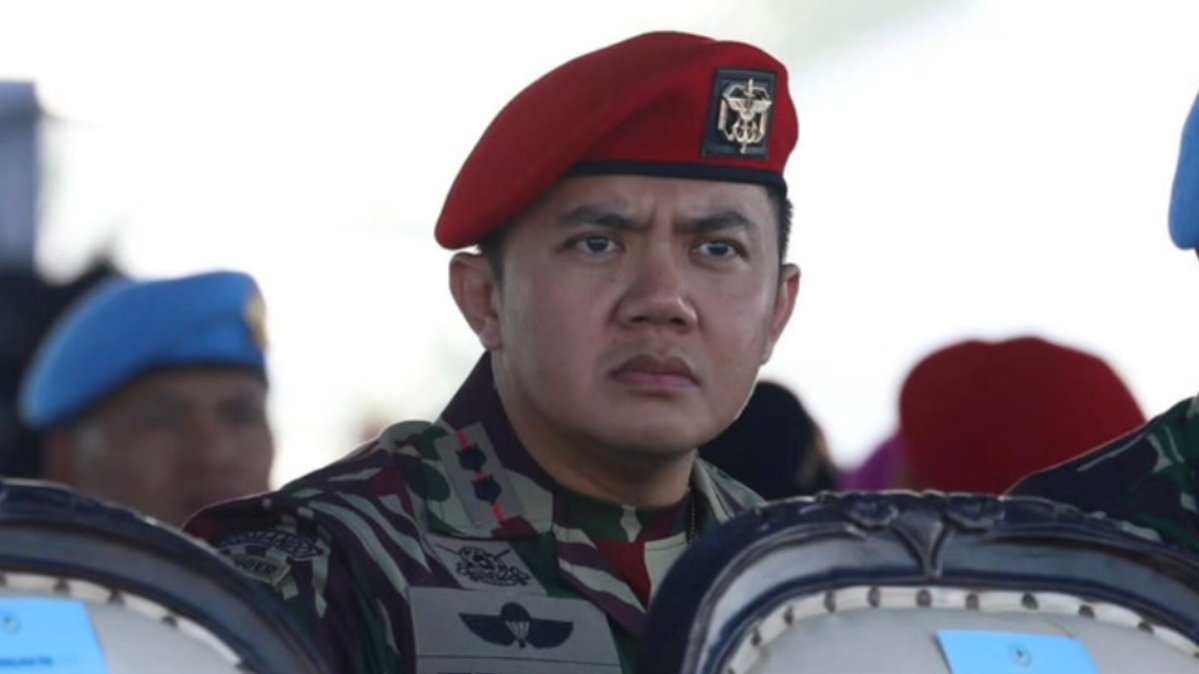 Resiko pejabat publik: gerak sedikit, perhatian publik langsung bergerak. Sabar Pak Teddy 🤣🤣. Mengurus rakyat Indonesia yang majemuk dan beragam memang tidak selalu mudah. Yang penting tetap fokus bekerja, jaga profesionalitas, dan berikan yang terbaik untuk bangsa dan negara. Tapi kalau boleh saran... sekarang mending banyakin latihan menembak. Biar yang heboh sekalian latihan ketangkasan! 😁