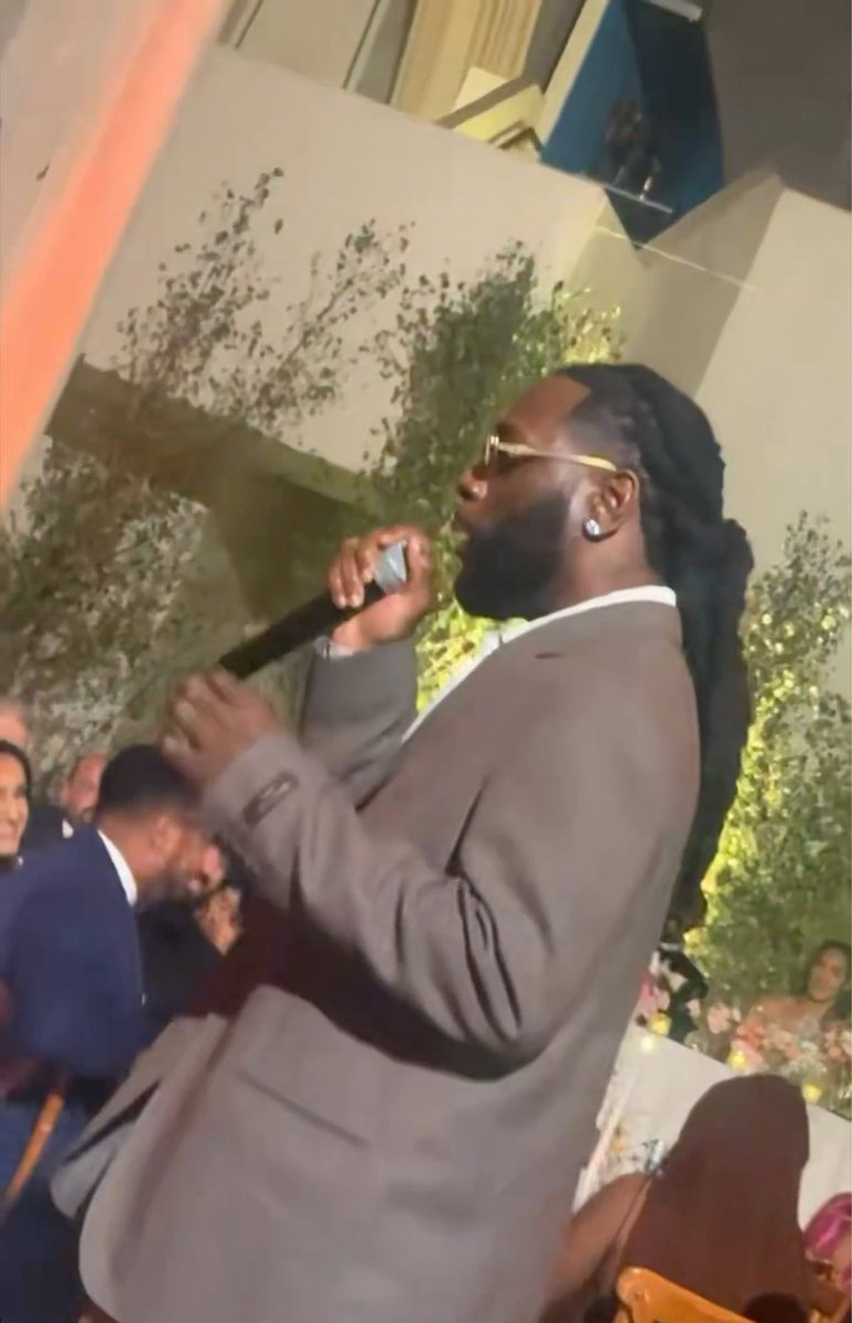 🚨Burna Boy’s Speech at Md’s Wedding 🤣🤣 “Na Small thing dey Vex Me, This whole thing thats happening here have you asked them how they meet, so all of una just come dey chope rice. How dem take meet nobody even acknowledge, You see am, I deserve Apology. I have given Myself my Thanks if not for me, they wouldn’t have met.”