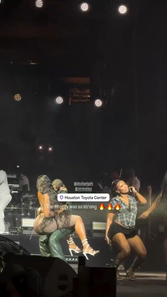 🚨 Asake performing “Skilful” at his Toyota Center concert with 4 ladies! 🏋🏾♀️🔥